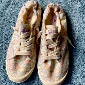 Tommy Bahama NEW cream colored sneakers with multicolored pastel accents.